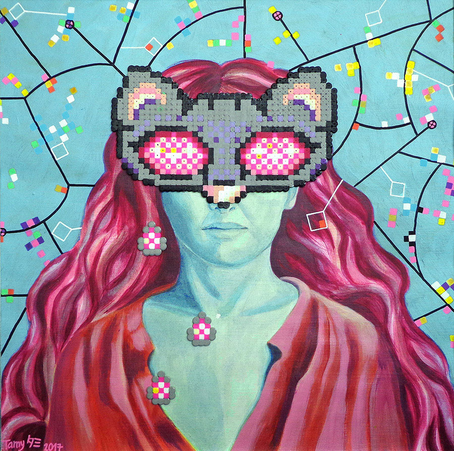 Acrylique sur chassis en pixel art, dans les tons de rose et bleu, utilisant la technique des perles à repasser, représentant un portrait de femme au cheveux roses, portant un masque en pixel de chat.
