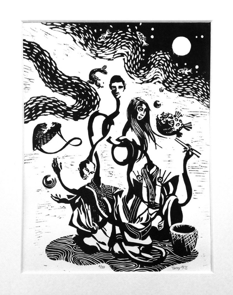 Linogravure monochrome, numérotée, tirage limité représentant une scène fantastique avec trois personnages aux longs cous imbriqués, deux hommes et une femme, en habits traditionnels japonais, entourés de poissons volants sur un fond de pleine lune.
